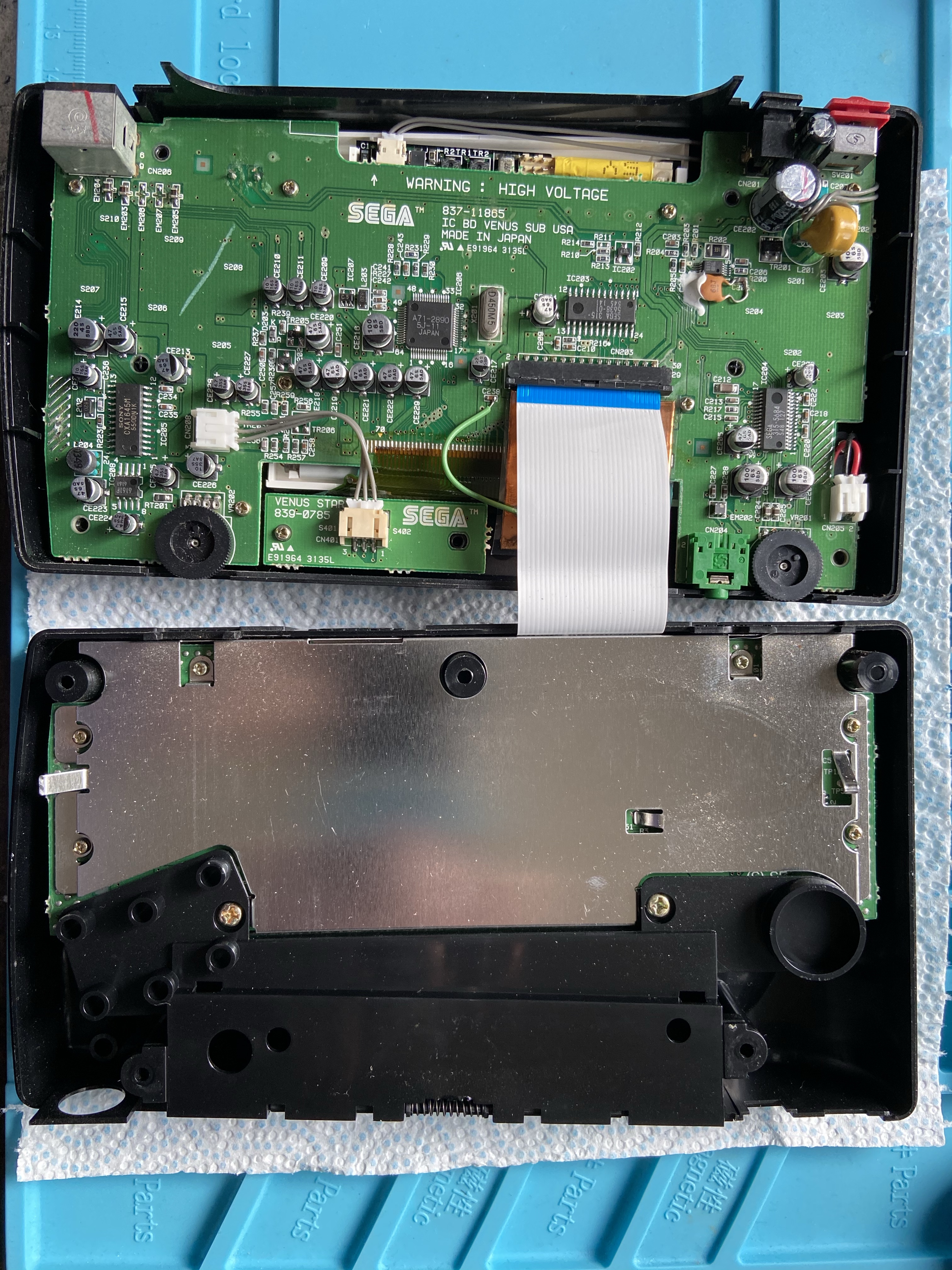 Sega Nomad opened for cleaning and modding