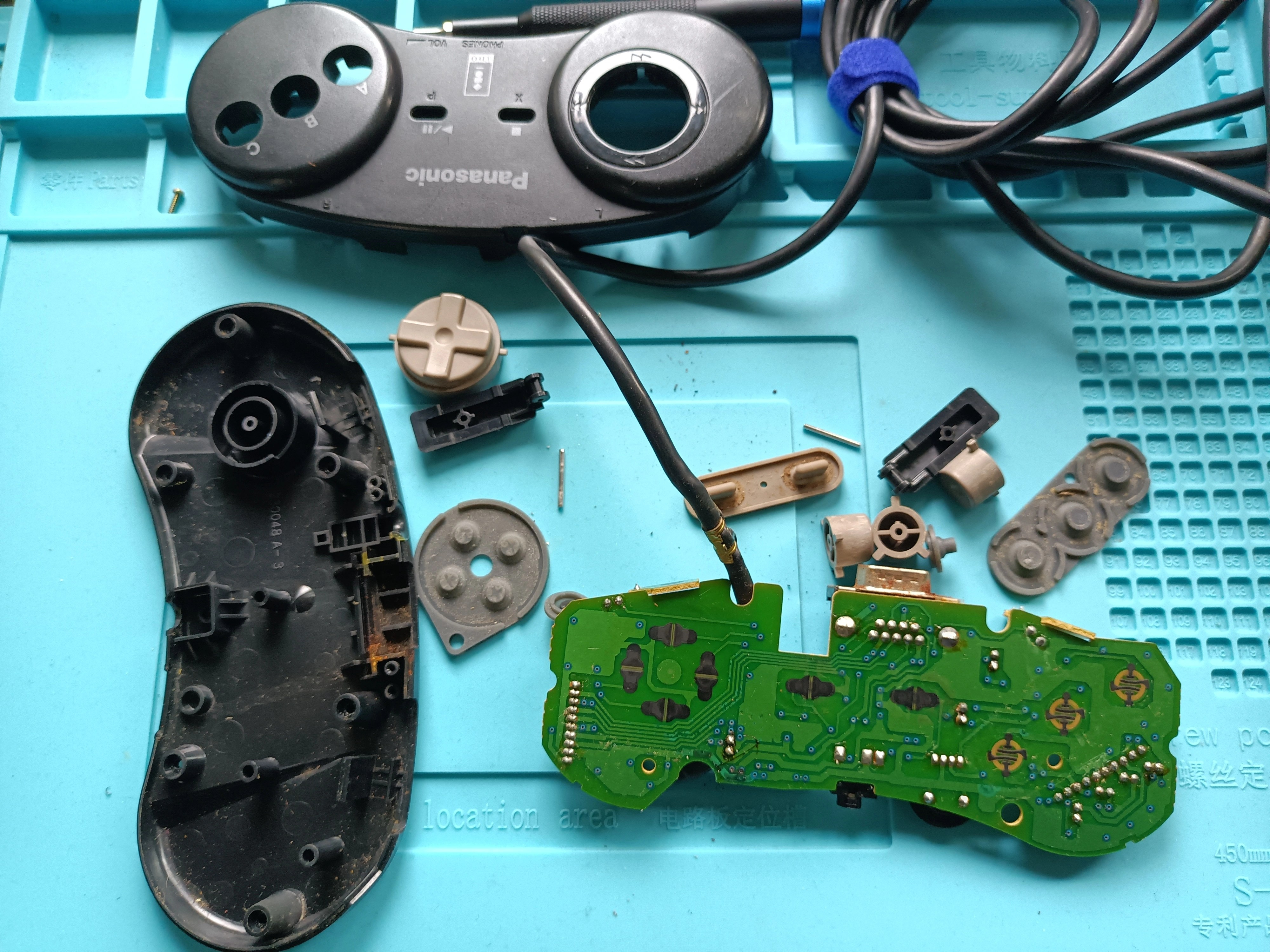 Panasonic 3DO controller stripped down for repair